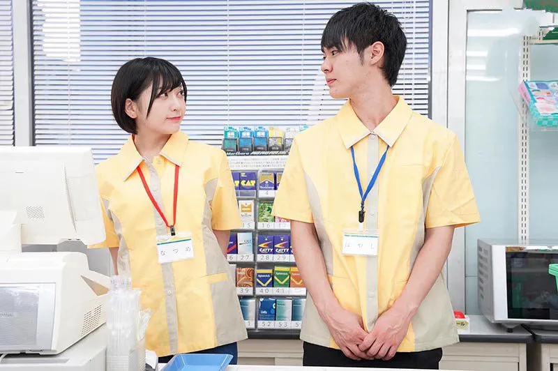 Bí mật lén lút chồng yêu khi đi làm thêm ở cửa hàng tiện lợi